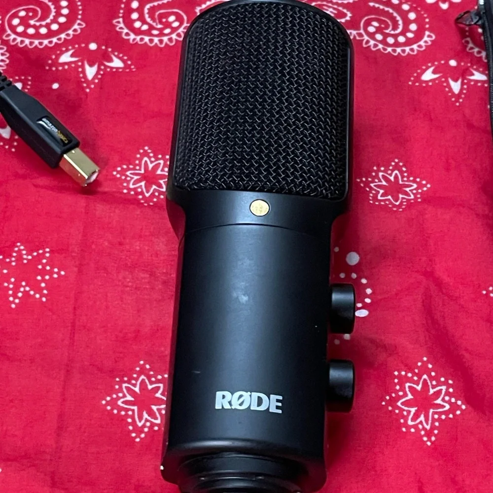 Rode Black Microphone with Accessories